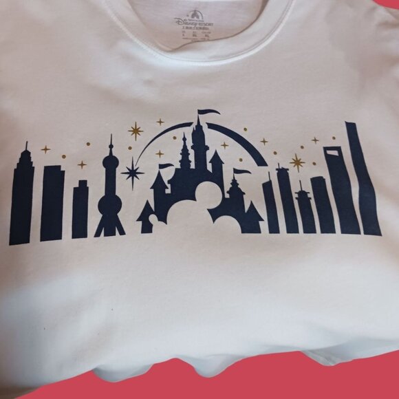 Shanghai Disney Resort T-Shirt With Skyline & Castle Design wht/blue/gold XLarge - Picture 10 of 15